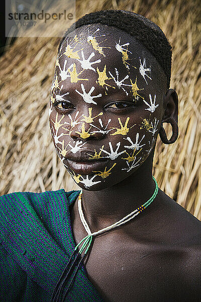 Junge Surma (Suri) Frau mit traditionellem Gesichtsschmuck  Südwest-Äthiopien; Kibish  Äthiopien
