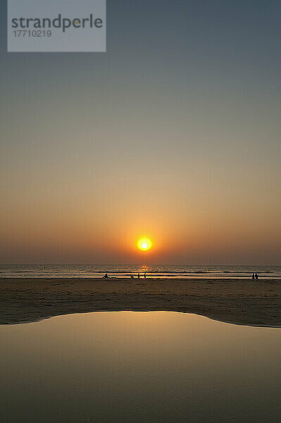 Ruhiges Wasserbecken in der Abenddämmerung am Strand; Goa  Indien