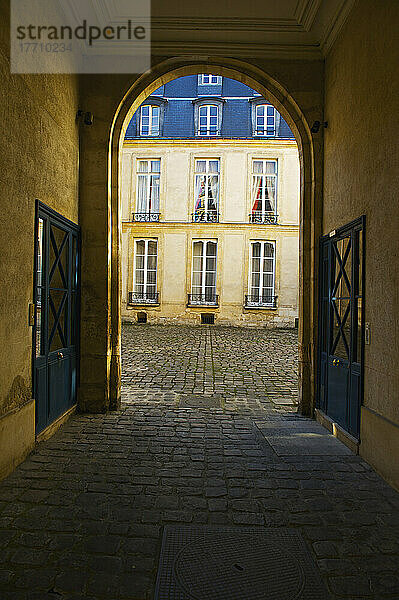 Ein überdachter Gang mit einem bogenförmigen Eingang und Türen  Marais-Viertel; Paris  Frankreich