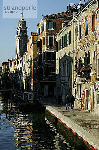 Venedig  Italien. Ein ruhiger Wintermorgen auf einem der vielen Kanäle Venedigs. Doug Mckinlay/Axiom