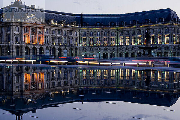 Europa  Frankreich  Bordeaux  Place De La Bourse Nacht