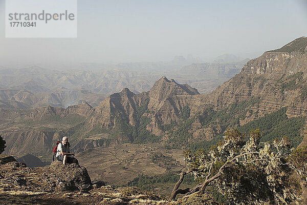 Wanderer rastet am Aussichtspunkt  Simien Mountains National Park; Amhara Region  Äthiopien