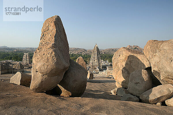 Große Felsen mit religiösen Gebäuden im Hintergrund; Hampi  Karnataka  Indien