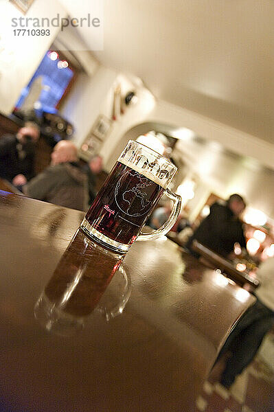 Bier auf einem Tisch in der Bierhalle  Tromsos ältestem Pub; Tromso  Norwegen