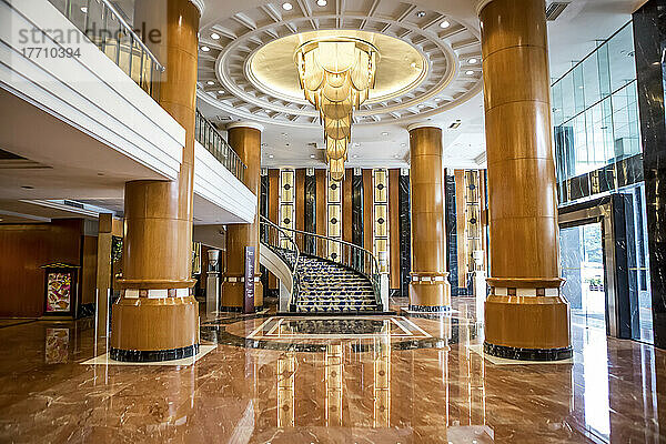 Innenansicht einer Lobby eines Luxushotels mit einer von Marmorsäulen flankierten Treppe; Guangzhou Shi  Guangdong Sheng  China