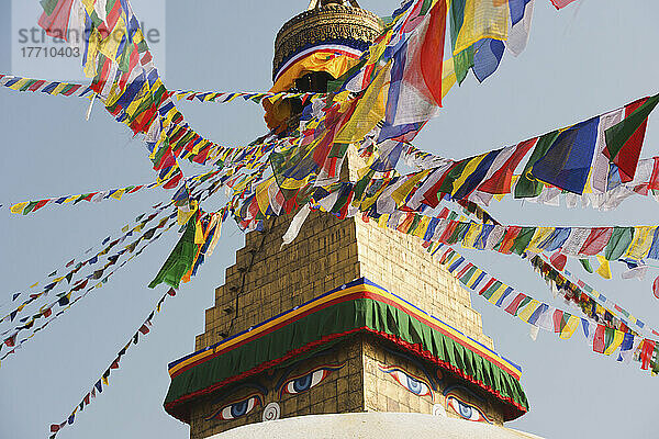 Die buddhistische Stupa von Boudhanath dominiert die Skyline und ist eine der größten der Welt; Boudhanath  Nepal