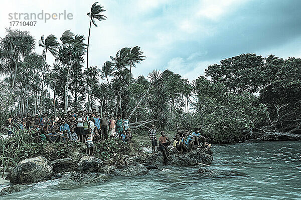 Kinder versammeln sich am Ufer der Tuam-Insel der Siassi-Inseln  Papua-Neuguinea; Tuam-Insel  Siassi-Inseln  Papua-Neuguinea