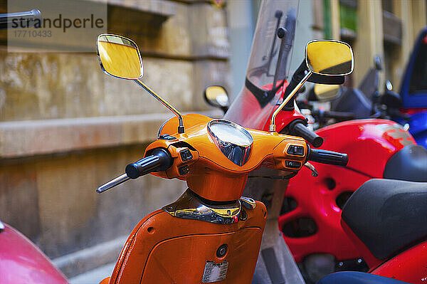 In einer Reihe geparkte Motorroller; Barcelona  Spanien