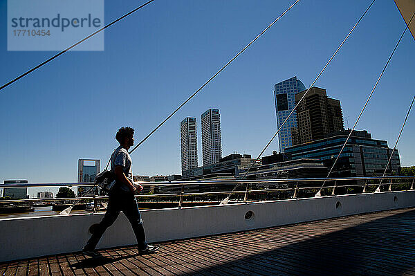 Puente De La Mujer des Architekten Santiago Calatrava  Puerto Madero  Buenos Aires  Argentinien