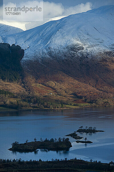 Blick über Loch Leven mit Patch von Sonne auf Remote House; Highlands  Schottland