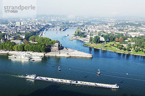 Stadtbild von Koblenz mit einem Lastkahn auf dem Rhein und einer Gondel; Koblenz  Deutschland