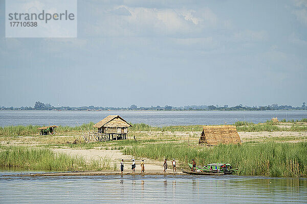 Sandbank mit Hütten  Menschen und Booten auf dem Irrawaddy-Fluss  Myanmar-Burma; Region Sagaing  Myanmar