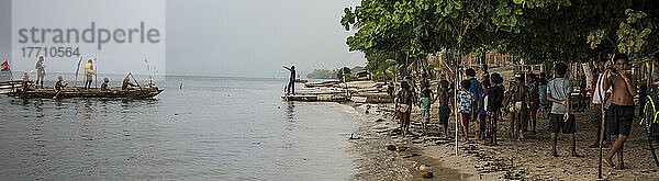 Auslegerkanu bei der Ankunft am Ufer der Insel Kuiawa auf den Trobriand-Inseln  Papua-Neuguinea; Kuiawa  Provinz Milne Bay  Papua-Neuguinea