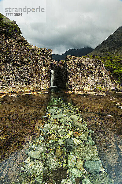 Linie von blassen Felsen  die zum Wasserfall in Coire Na Creiche (The Fairy Pools) in der Nähe von Glen Brittle führen; Isle Of Skye  Schottland
