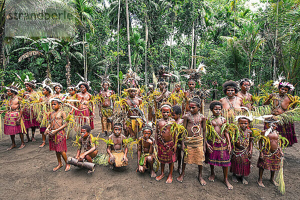 Dorfbewohner führen einen traditionellen melanesischen Stammestanz in Madang  Papua-Neuguinea  auf; Madang  Provinz Madang  Papua-Neuguinea