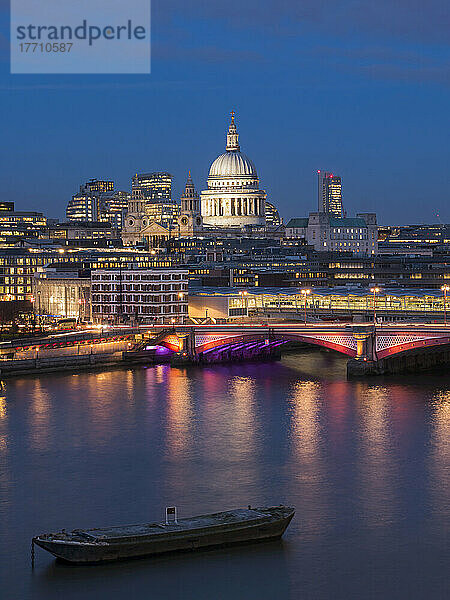 St. Paul's Cathedral und Blackfriars; London  England