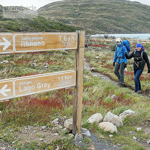 Zwei Frauen beim Wandern im Torres Del Paine National Park; Torres Del Paine  Magallanes und Antartica Chilena Region  Chile