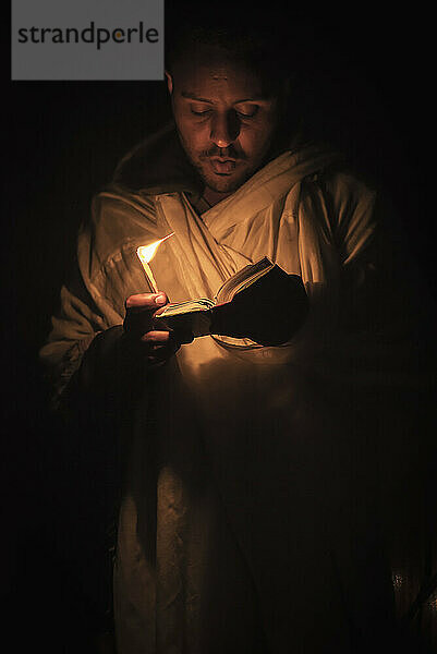 Äthiopischer Pilger mit Bibel und Kerze; Lalibela  Äthiopien