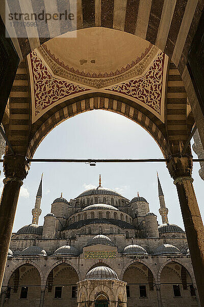 Der Blick vom Innenhof der Blauen Moschee; Istanbul  Türkei