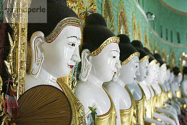 Statuen in einem buddhistischen Tempel; Bagan  Birma