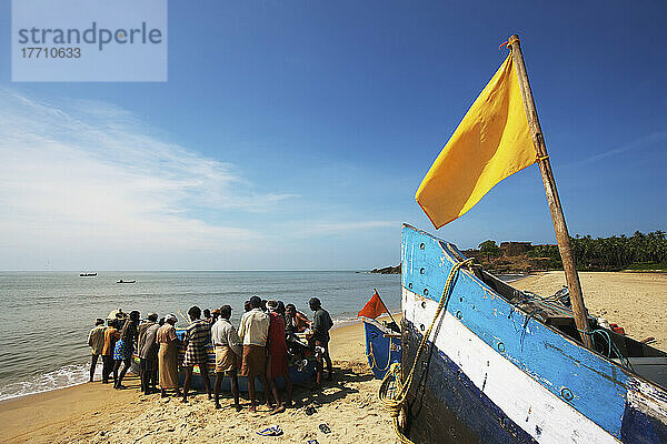 Fischer am Strand von Bekal; Nord-Kerala  Indien