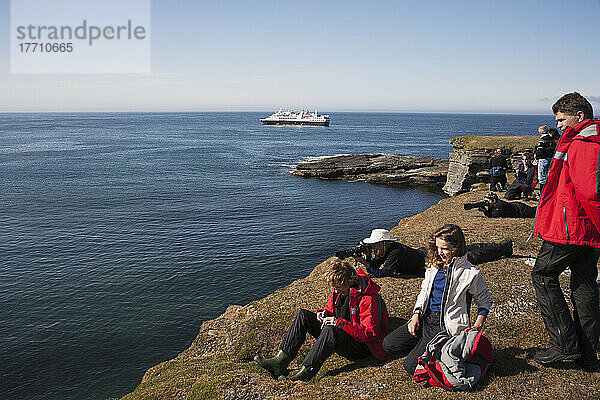 Touristen an Land mit einem Kreuzfahrtschiff vor der Küste; Svalbard  Norwegen