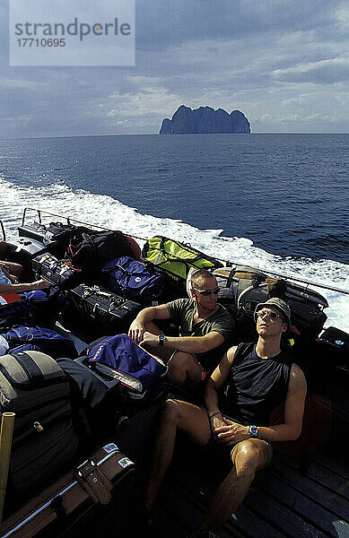 Reisende auf der Fähre  die Ko Phi Phi Don Islanad verlässt. 'der Strand' Ko Phi Ley im Hintergrund. Auf dem Weg nach Südthailand