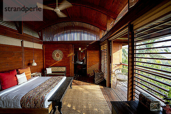 Zimmer in einer der Hütten im Cabo Serai Hotel  Cabo de Rama  Goa  Indien; Amrapali  Goa  Indien