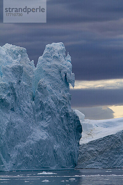 Eine Mitternachtsfahrt durch den Ilulissat-Eisfjord  eine der Unesco-Welterbestätten. Grönland.