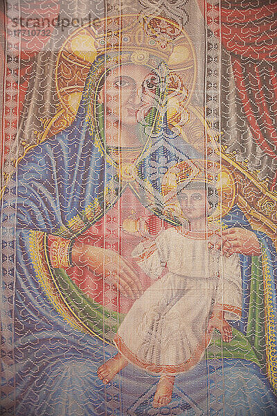 Gemälde von Maria und Jesus hinter einem Netzgitter  Kathedrale St. Maria von Zion; Axum  Region Tigray  Äthiopien