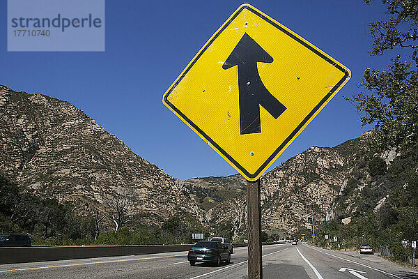 Ein Zeichen für eine Straßeneinmündung; Kalifornien  Vereinigte Staaten von Amerika