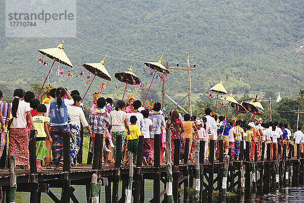 Buddhistische Prozession am Inle-See; Myanmar