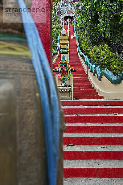 Wat Ban Tham  oder der Drachentempel; Kanchanaburi  Thailand