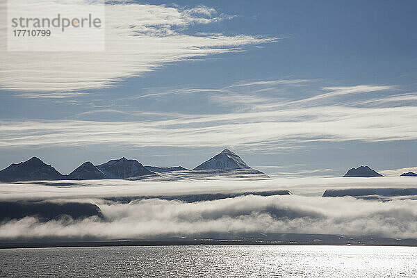 Blick auf die tief hängenden Wolken entlang der Küste von Svalbard; Svalbard  Norwegen
