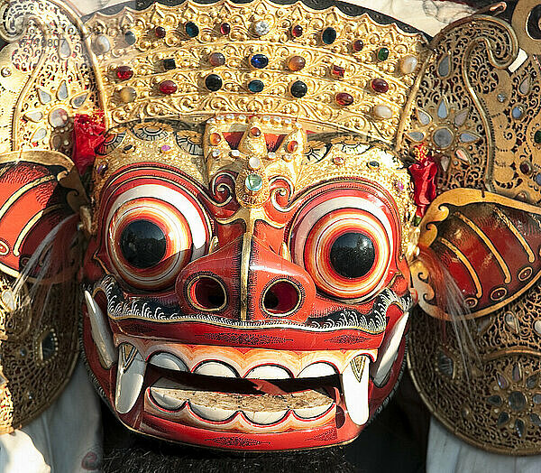 Eine farbenfrohe traditionelle Maske; Bali  Indonesien