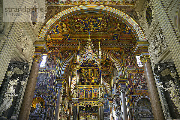 Hochaltar in der Erzbasilika des Lateranpalastes; Rom  Italien