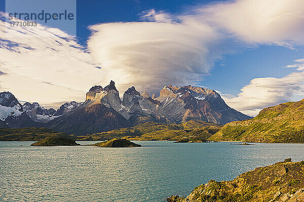 Cuernos del Paine und Lago Pehoe mit Linsenwolken darüber im Torres del Paine Nationalpark; Magallenes  Patagonien  Chile