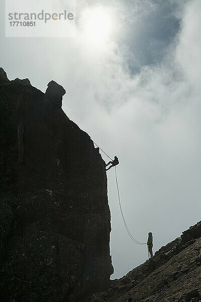 Silhouette von Menschen Abseilen von der unzugänglichen Pinnacle auf dem Gipfel des Sgurr Dearg; Isle Of Skye  Schottland