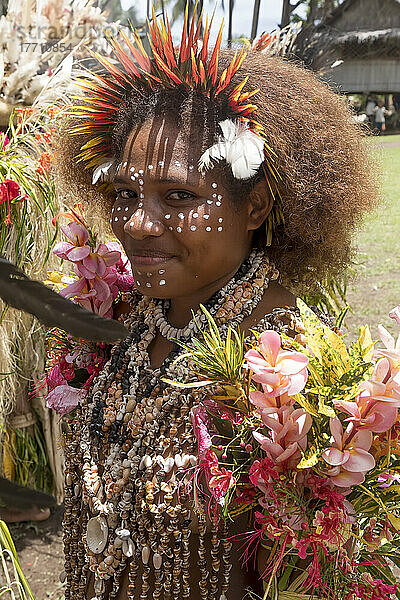 Dorfmädchen in Kleidern aus Tapa-Rindenstoff bereitet sich auf die Aufführung eines traditionellen melanesischen Stammestanzes im Dorf Natade in den Tufi-Fjorden von Kap Nelson in der Provinz Oro in Papua-Neuguinea vor; Tufi  Provinz Oro  Papua-Neuguinea