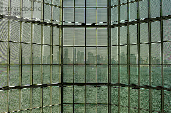 Blick aus einem großen Fenster im Museum für Islamische Kunst auf die moderne Skyline von Doha; Doha  Katar