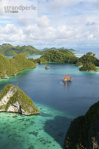 Tiger Blue Phinisi Schooner Segeln durch Pulau Wayag Inseln von Raja Ampat; Indonesien