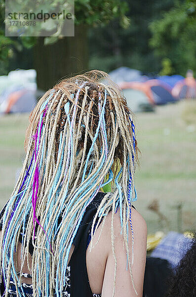 Frau mit mehrfarbigen Dreadlocks auf dem Gesundheitsfestival; Reading  Berkshire  England