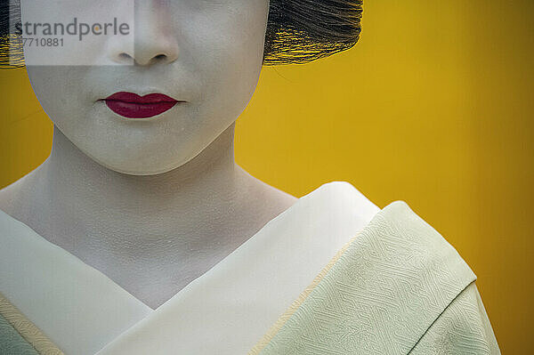 Porträt einer Maiko  einer Geisha-Lehrling in Kyoto und Westjapan. Ihre Arbeit besteht darin  bei Banketten und Festen für die Gäste Lieder und Tänze aufzuführen und auf dem Shamisen oder anderen traditionellen japanischen Instrumenten zu spielen. Maiko sind in der Regel zwischen 17 und 20 Jahre alt und erlangen nach einer gewissen Ausbildungszeit den Status einer Geisha. Diese Ausbildung dauert in der Regel einige Monate bis zu einem Jahr oder zwei Jahren  wobei Lehrlinge  die zu alt sind  um sich als Maiko zu kleiden  trotz ihrer Ausbildung die Stufe der Geisha überspringen können; Kyoto  Japan