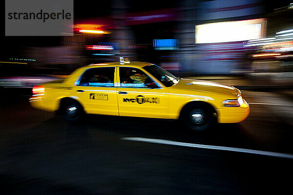 Ny Taxi bei Nacht in Manhattan  New York  Usa
