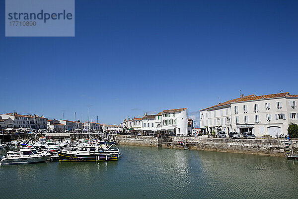 Blick auf den Jachthafen und die Hafenstadt St. Martin de Re  Ile De Re  Frankreich