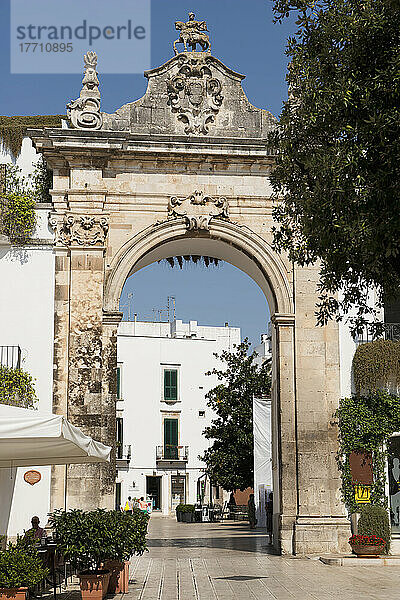 Haupttor zur Altstadt von Martina Franca mit traditioneller apulischer Architektur; Martina Franca  Apulien  Italien