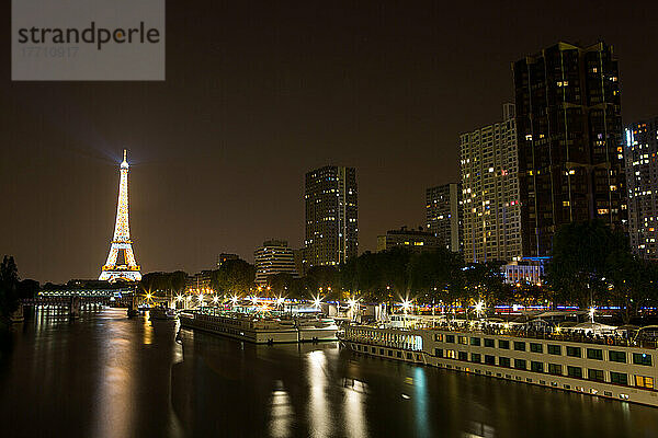 Der Eiffelturm  die Seine und Pariser Kreuzfahrtschiffe bei Nacht; Paris  Frankreich