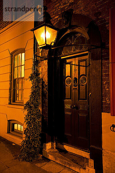 Viktorianische Straßenlaterne beleuchtet die Straßen von East London bei Nacht; London  England