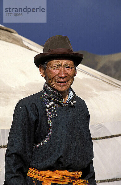 Porträt eines einheimischen Mannes  der sein Zelt ausräumt  Wüste Gobi  Mongolei