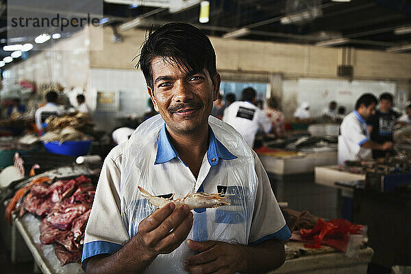 Arbeiter auf einem Fischmarkt; Dubai  Vereinigte Arabische Emirate